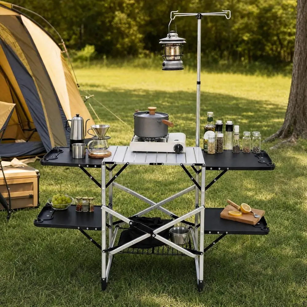 Outdoor Camping Table With Storage - โต๊ะครัวกลางแจ้งแบบพกพาพร้อมท็อปทนความร้อน, โต๊ะข้าง 4 ตัว, ที่เก็บของ และเสาไฟสำหรับปิกนิกและตั้งแคมป์